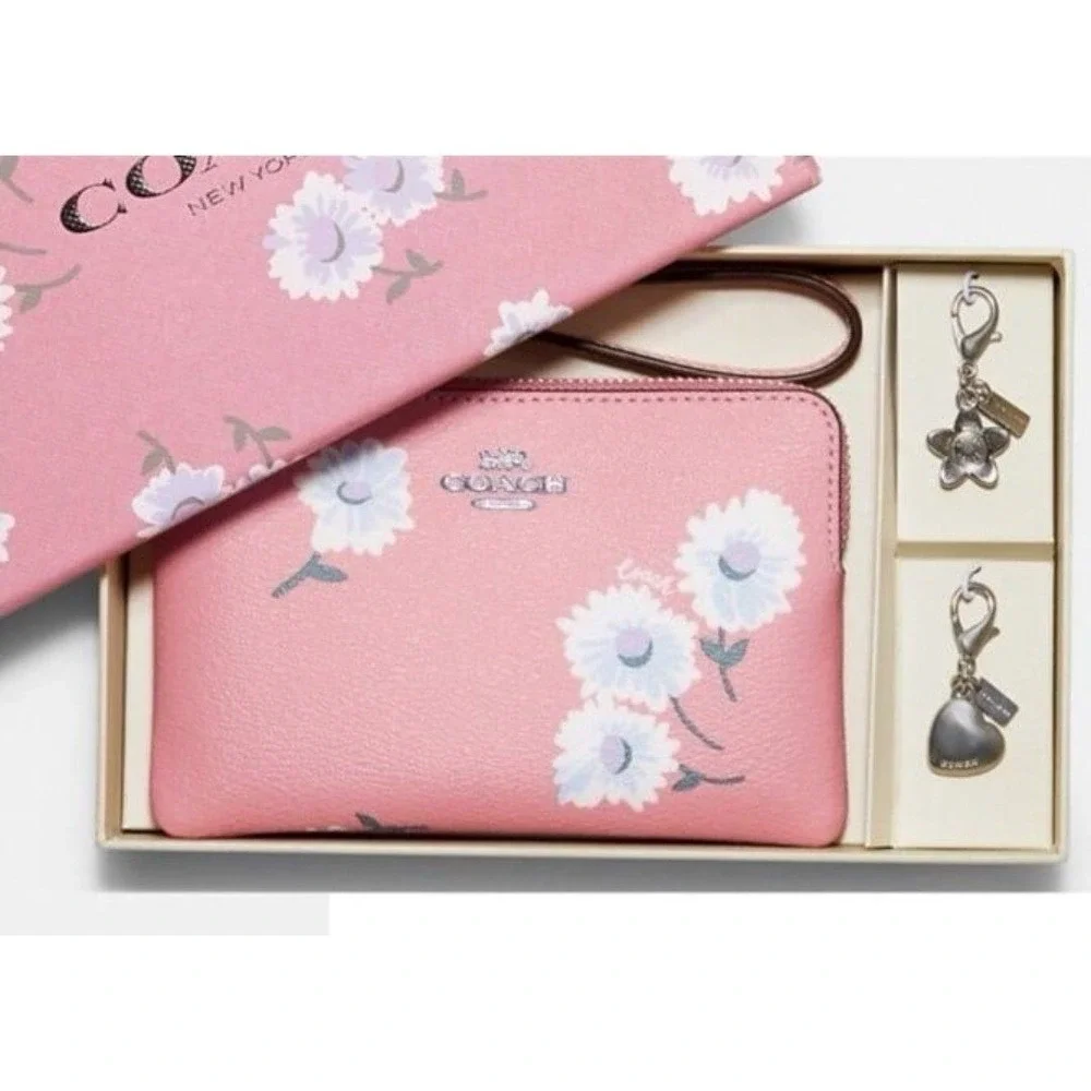 NWT COACH Boxed Corner Zip Wristlet With Daisy Print NEW